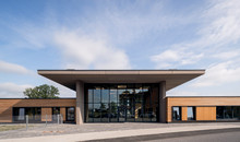 Die große Glasfront erlaubt einen Blick ins Innere des Objektes | © 2019 SWISS KRONO | Foto: Jan Meier Die große Glasfront erlaubt einen Blick ins Innere des Objektes
