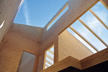 Schneller Baufortschritt mit vorgefertigtem SWISS KRONO MAGNUMBOARD® OSB | © 2018 BALAZS Komforthaus GmbH Schneller Baufortschritt mit vorgefertigtem SWISS KRONO MAGNUMBOARD® OSB
