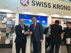 The fair’s organiser presents Marcin Luty, the head of SWISS KRONO Hungary (right), with a trophy for his firm’s participation.