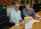 Harald Sauter (right, master carpenter and application technician at SWISS KRONO) explains the possibilities for directly finishing SWISS KRONO MAGNUMBOARD® OSB in building interiors to Hans Keilhofer (left)