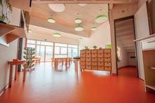 Die beiden großen Gruppenräume: Lichtdurchflutet durch große Fensterflächen und eine zweite Ebene, die zusätzlichen Platz schafft | © 2020 SWISS KRONO TEX GmbH & Co. KG / Foto: tm studios Die beiden großen Gruppenräume: Lichtdurchflutet durch große Fensterflächen und eine zweite Ebene, die zusätzlichen Platz schafft