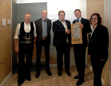 Presentation of the licensing certificate (from left to right): Harald Sauter (SWISS KRONO application technician and master carpenter), Matthias Weise (authorized representative of Ch. Borchard Holzwerk), Sven Pietzsch (managing director of Ch. Borchard Holzwerk), Uwe Jöst (Head of OSB Sales of the SWISS KRONO Group), Carolin Steigemann (SWISS KRONO application technician, Dipl. Ing. (FH) in wood technology) | © 2020 SWISS KRONO TEX GmbH & Co. KG Presentation of the licensing certificate (from left to right): Harald Sauter (SWISS KRONO application technician and master carpenter), Matthias Weise (authorized representative of Ch. Borchard Holzwerk), Sven Pietzsch (managing director of Ch. Borchard Holzwerk), Uwe Jöst (Head of OSB Sales of the SWISS KRONO Group), Carolin Steigemann (SWISS KRONO application technician, Dipl. Ing. (FH) in wood technology)