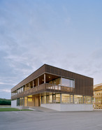 The administrative building of Scheiffele-Schmiederer KG in Philippsburg: varied use of wood and wood-based materials.